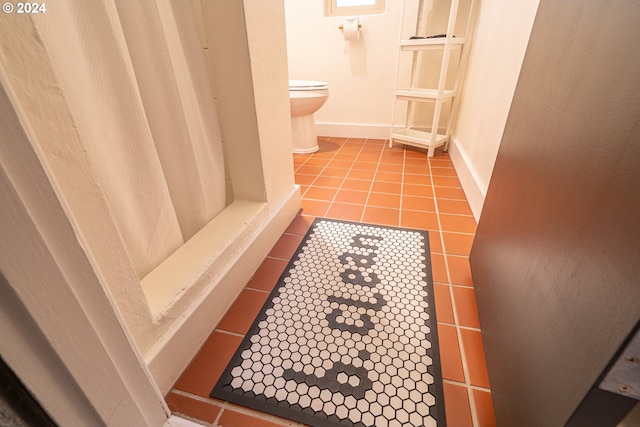 full bath with toilet, tile patterned flooring, a shower with shower curtain, and baseboards