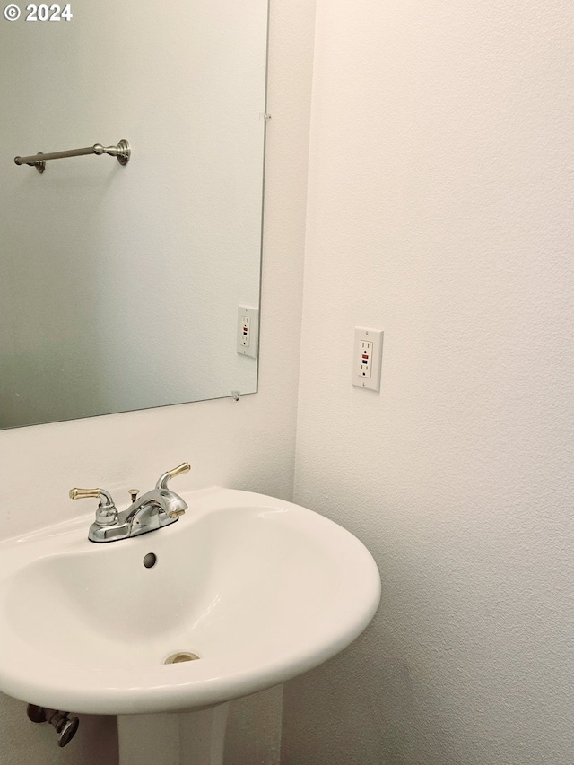 bathroom featuring sink