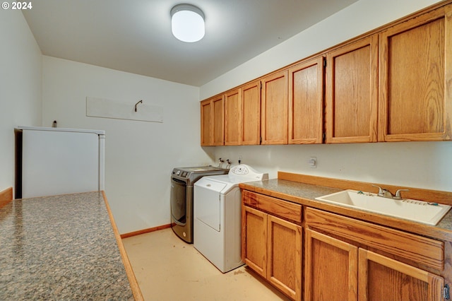 laundry room with cabinets, sink, and washing machine and clothes dryer