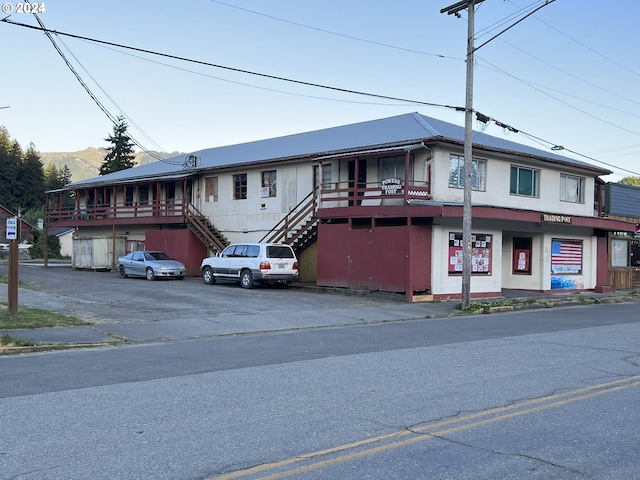 view of front of property featuring a mountain view