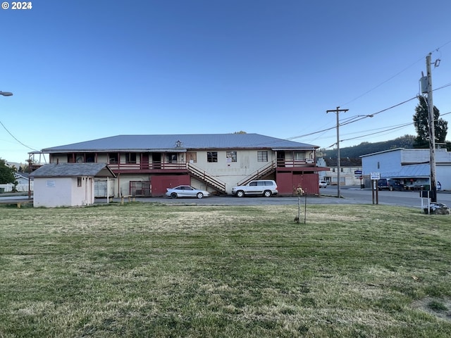 view of front of property with a front yard