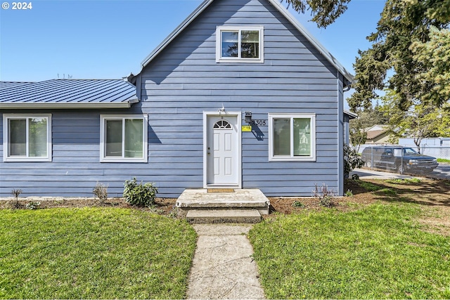 bungalow featuring a front lawn