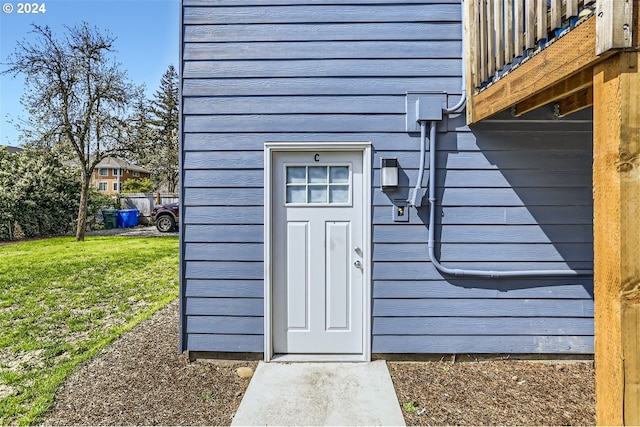 entrance to property featuring a yard