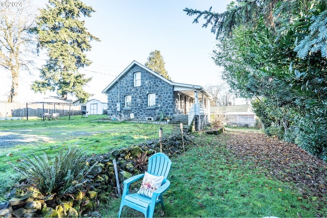 view of yard featuring a shed