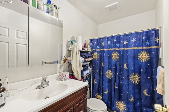 full bathroom with toilet, a shower with curtain, visible vents, and vanity