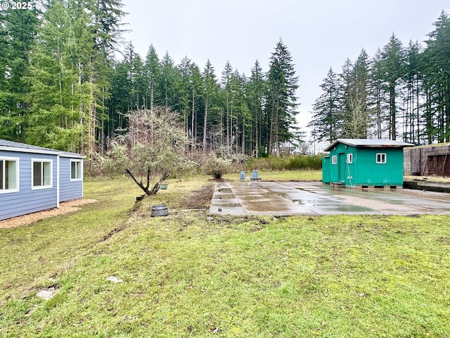 view of yard with an outbuilding