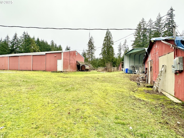 view of yard featuring an outbuilding