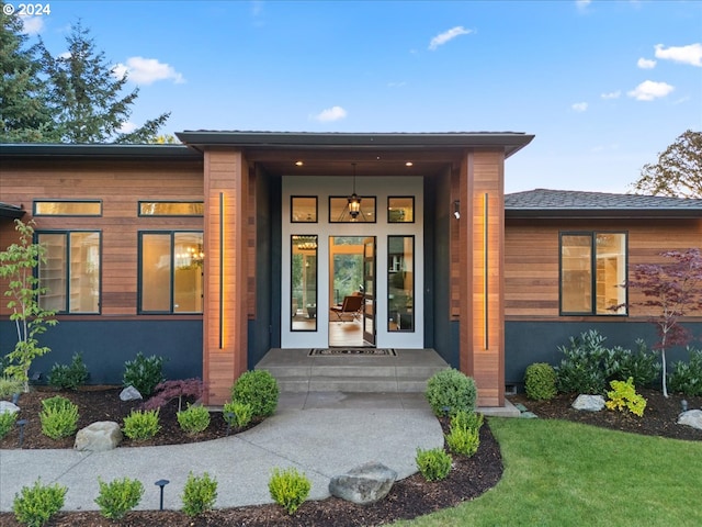 view of exterior entry with stucco siding