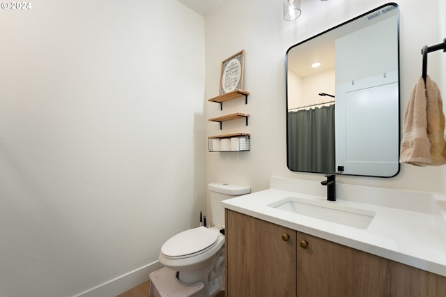 bathroom with a shower with curtain, vanity, and toilet