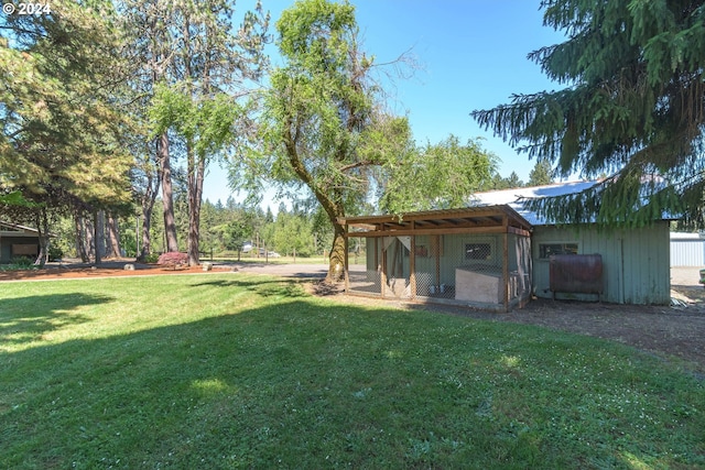 view of yard featuring exterior structure and an outdoor structure