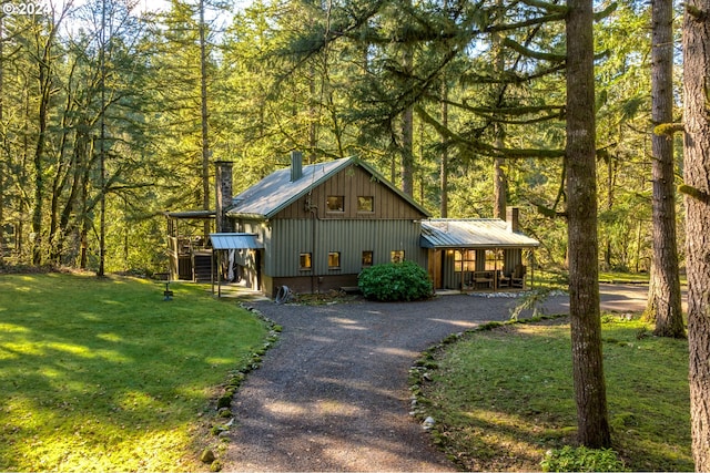 view of front of property with a front lawn