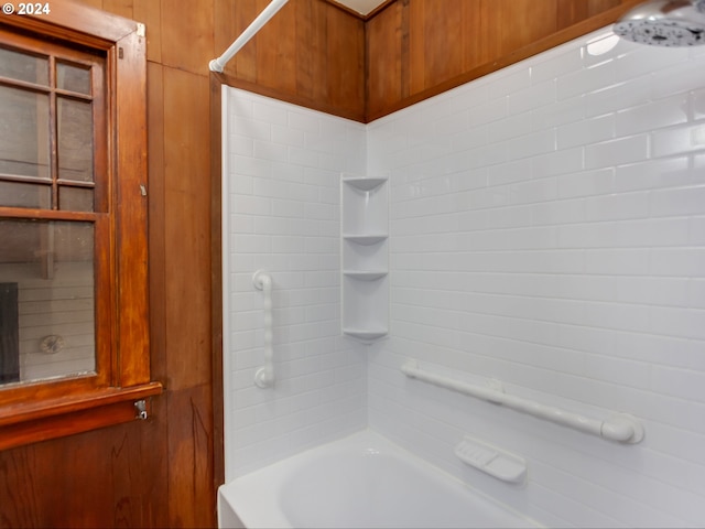 bathroom featuring tiled shower / bath combo