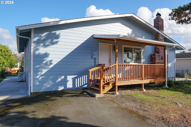 view of front of house with covered porch