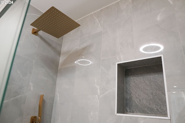 room details featuring tiled shower