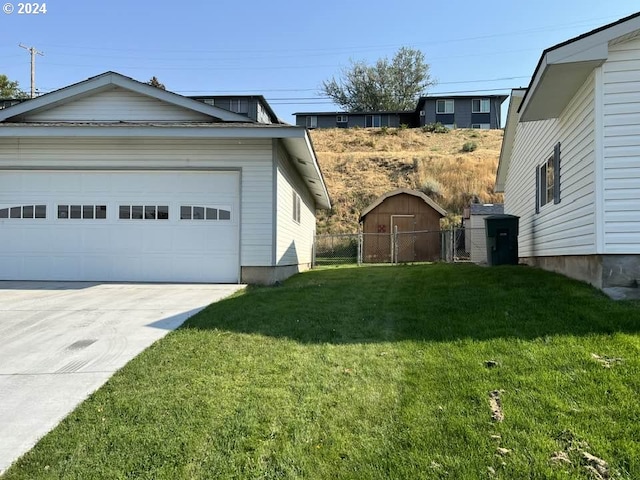 view of front of house featuring fence, a front lawn, and an outbuilding