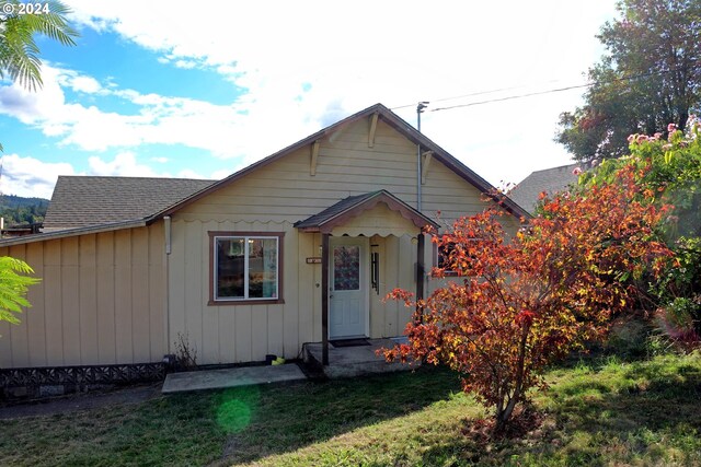 bungalow-style home featuring a front yard