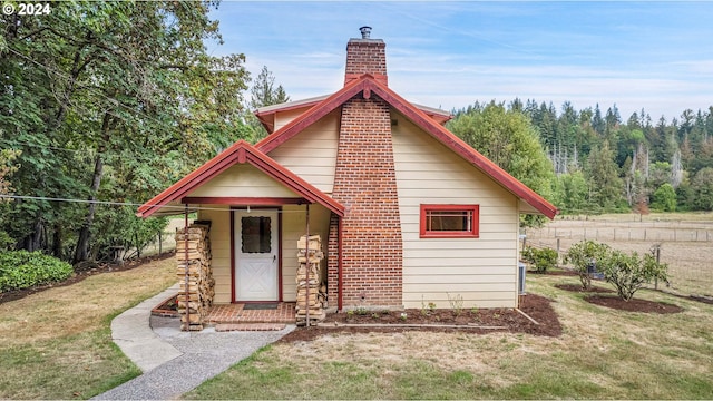 view of front of house featuring a front yard