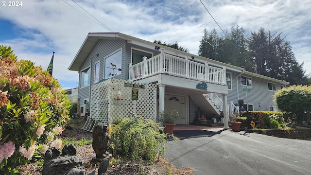 front facade featuring a balcony