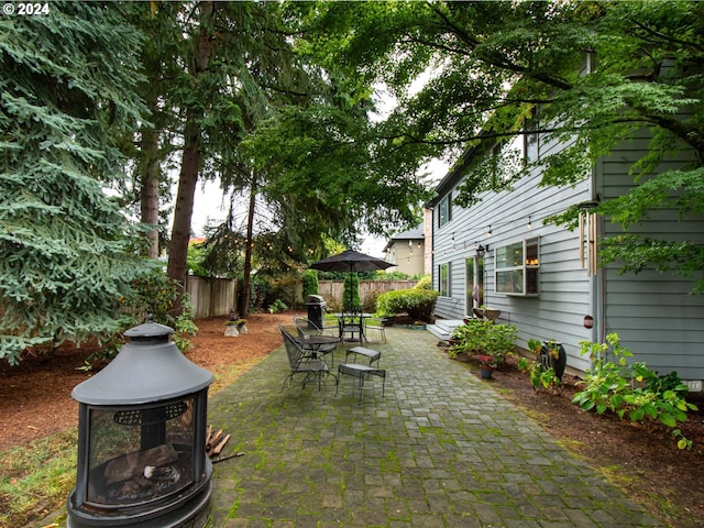 view of yard featuring a patio area