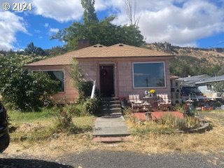 3214 W 10th St, The Dalles, OR 97058 - bungalow-style home featuring entry steps
