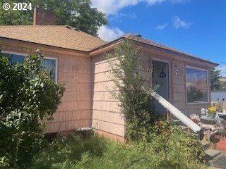 3214 W 10th St, The Dalles, OR 97058 - view of front facade featuring a chimney