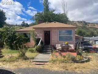 3214 W 10th St, The Dalles, OR 97058 - bungalow featuring entry steps