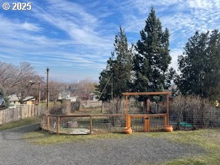 3214 W 10th St, The Dalles, OR 97058 - exterior space featuring fence