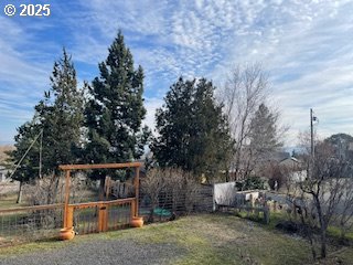 3214 W 10th St, The Dalles, OR 97058 - view of yard featuring fence
