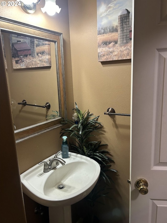 bathroom featuring sink