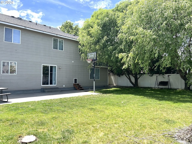 view of yard featuring a patio