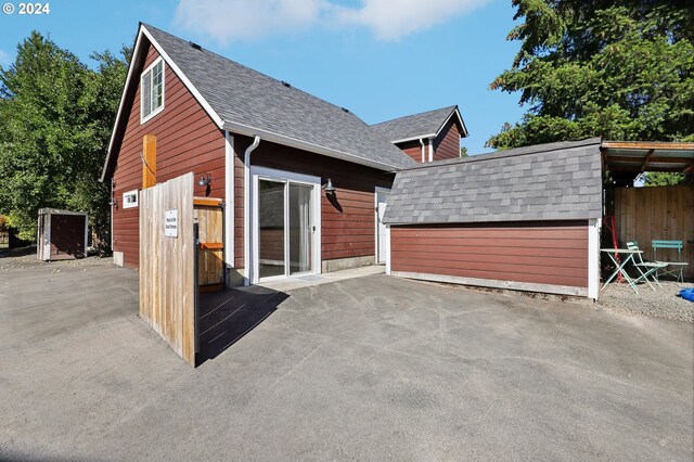 view of front of property with an outbuilding