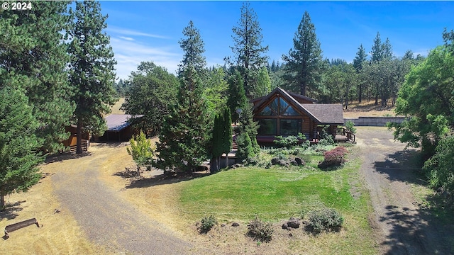 view of front facade with driveway and a front yard