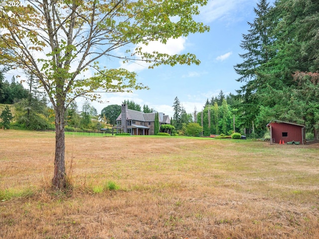 view of yard featuring an outbuilding