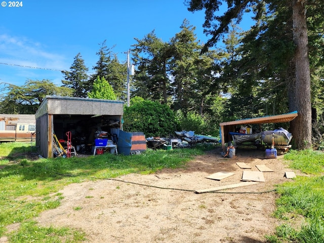 view of yard featuring an outdoor structure