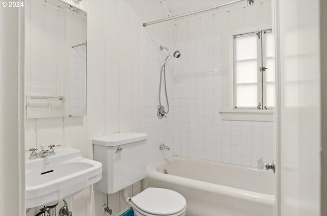 full bathroom with sink, toilet, and tiled shower / bath combo