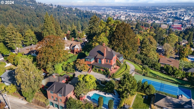 birds eye view of property featuring a residential view and a wooded view