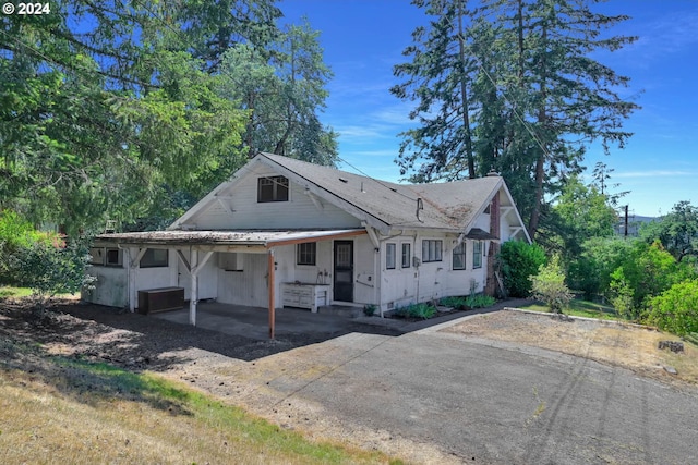 view of front of home featuring a patio