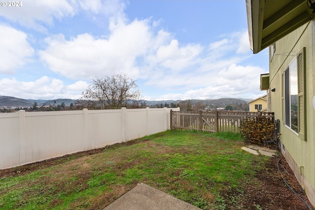 view of yard featuring a mountain view