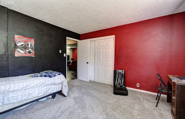 bedroom featuring a textured ceiling and carpet