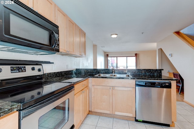 kitchen featuring stainless steel appliances, kitchen peninsula, sink, and light brown cabinets