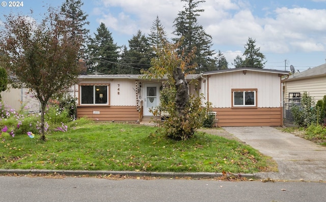 view of front of house featuring a front lawn