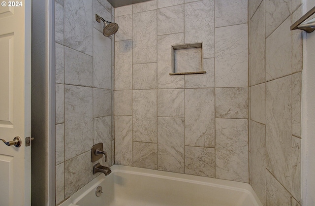 bathroom with tiled shower / bath combo