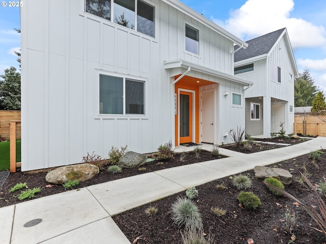 view of modern farmhouse style home