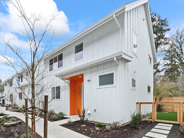 view of modern farmhouse style home