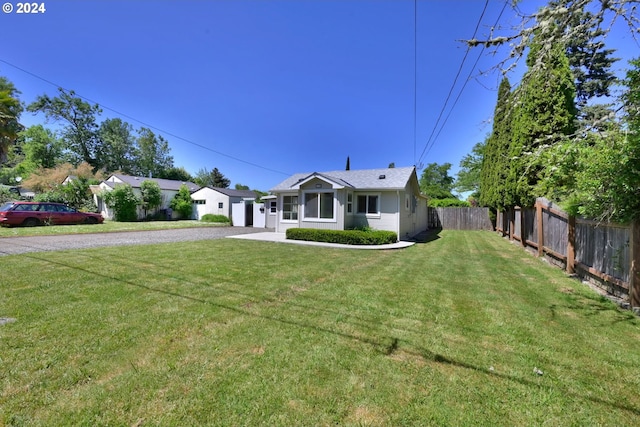 ranch-style house featuring a front yard