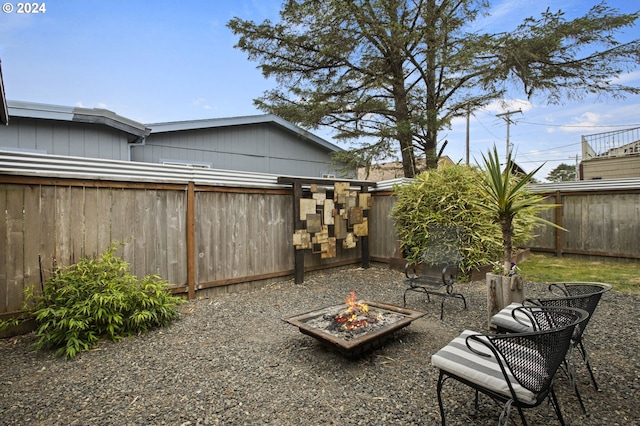 view of yard featuring an outdoor fire pit