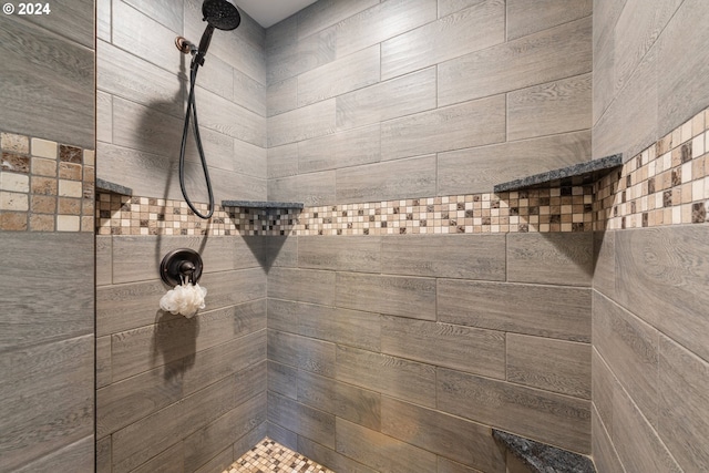 bathroom featuring a tile shower