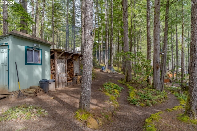 view of yard featuring an outbuilding