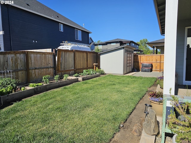 view of yard featuring a shed