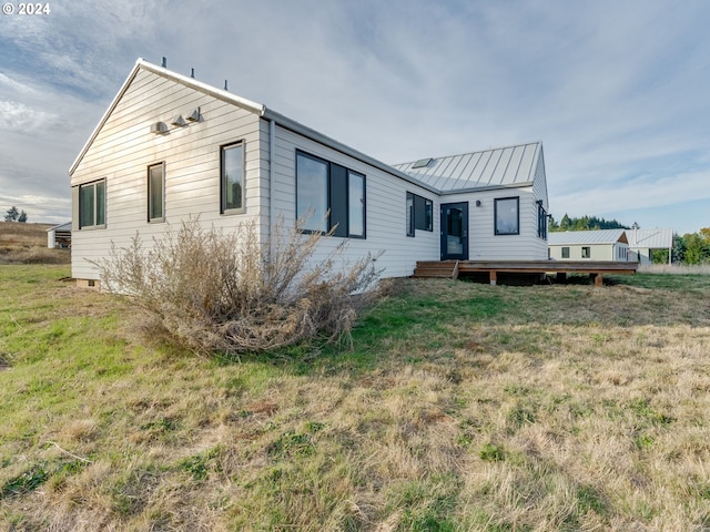 view of front facade with a front yard